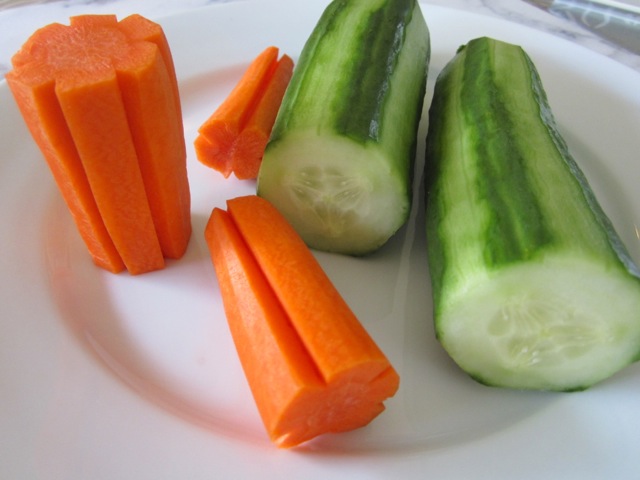 Peeled-carrots-and-cucumber
